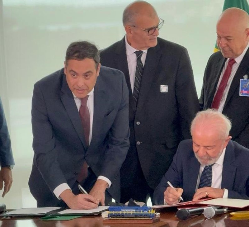 Paulo Câmara e o presidente Lula assinaram aditivo que assegura recursos para conclusão da ferrovia Foto Hannah Sousa