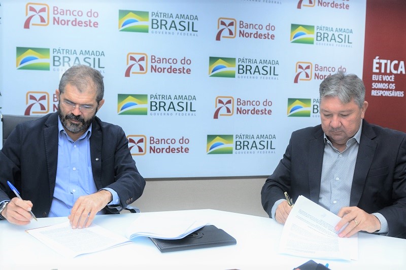 O presidente do BNB, Jose Gomes da Costa,  e o presidente da Camed, Ocione Mendonça, assinam acordo.