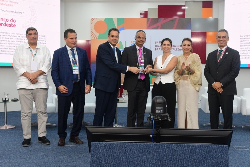 Presidente do BNB, Paulo Câmara, e diretora de Administração, Ana Teresa Barbosa, receberam troféu na 54ª assembleia da Alide