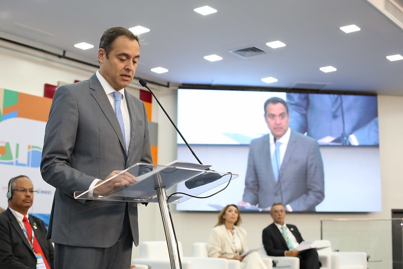 Presidente do BNB, Paulo Câmara, faz a leitura da Declaração de Fortaleza, no encerramento da 54ª Reunião Anual da Alide (Foto: Ascom BNB)