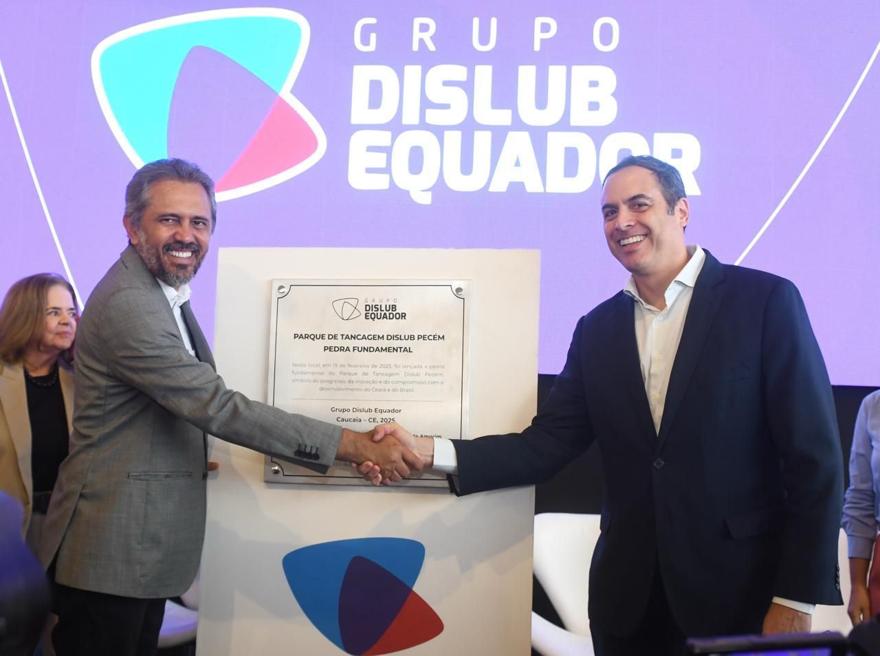 Elmano de Freitas e Paulo Câmara durante lançamento da Pedra fundamental do parque de tancagem do Grupo Dislub Equador