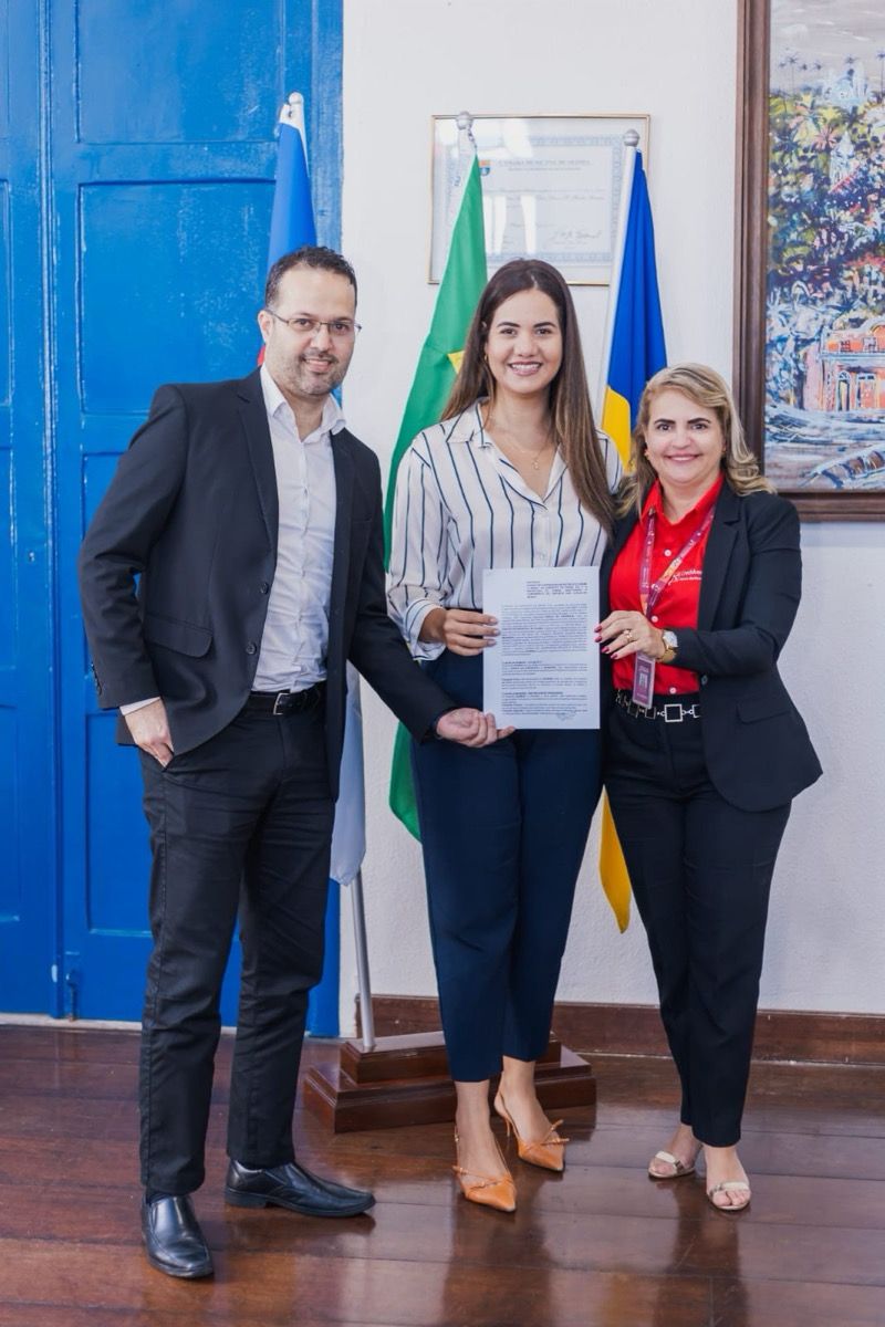 Superintendente Hugo Queiroz, prefeita de Olinda, Mirela Almeida, e a gerente do Crediamigo, Elza Marques, assinam convênio. (Foto: Divulgação)