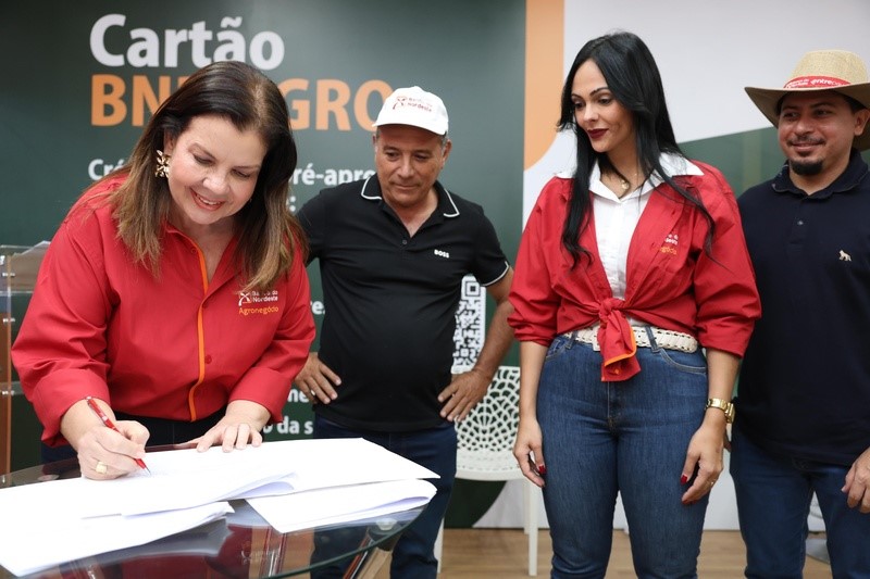 Superintendente estadual do BNB Eliane Brasil assinou contratos com empreendedores de todos os portes na abertura oficial do evento Foto Fernando Cavalcante