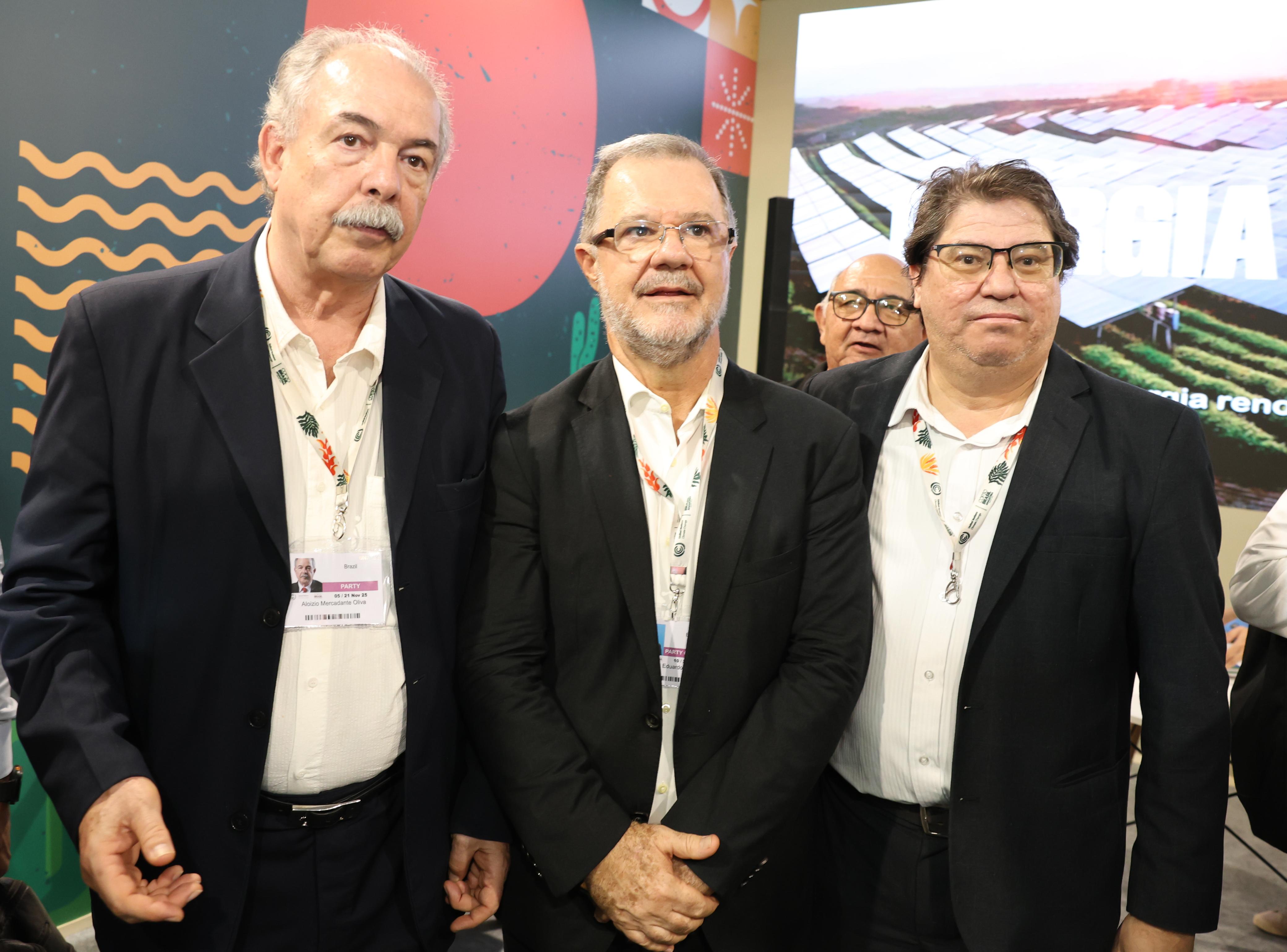 O presidente do BNDES, Aloísio Mercadante, o secretário executivo do Consórcio Nordeste, Carlos Eduardo Gabas, e o diretor de Planejamento do BNB, Aldemir Freire.