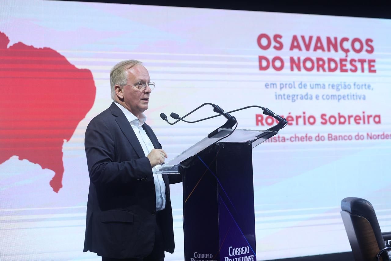 Economista-chefe do BNB, Rogério Sobreira, fala sobre perspectivas da economia durante debate Os avanços do Nordeste (Fotos: Tauan Alencar).