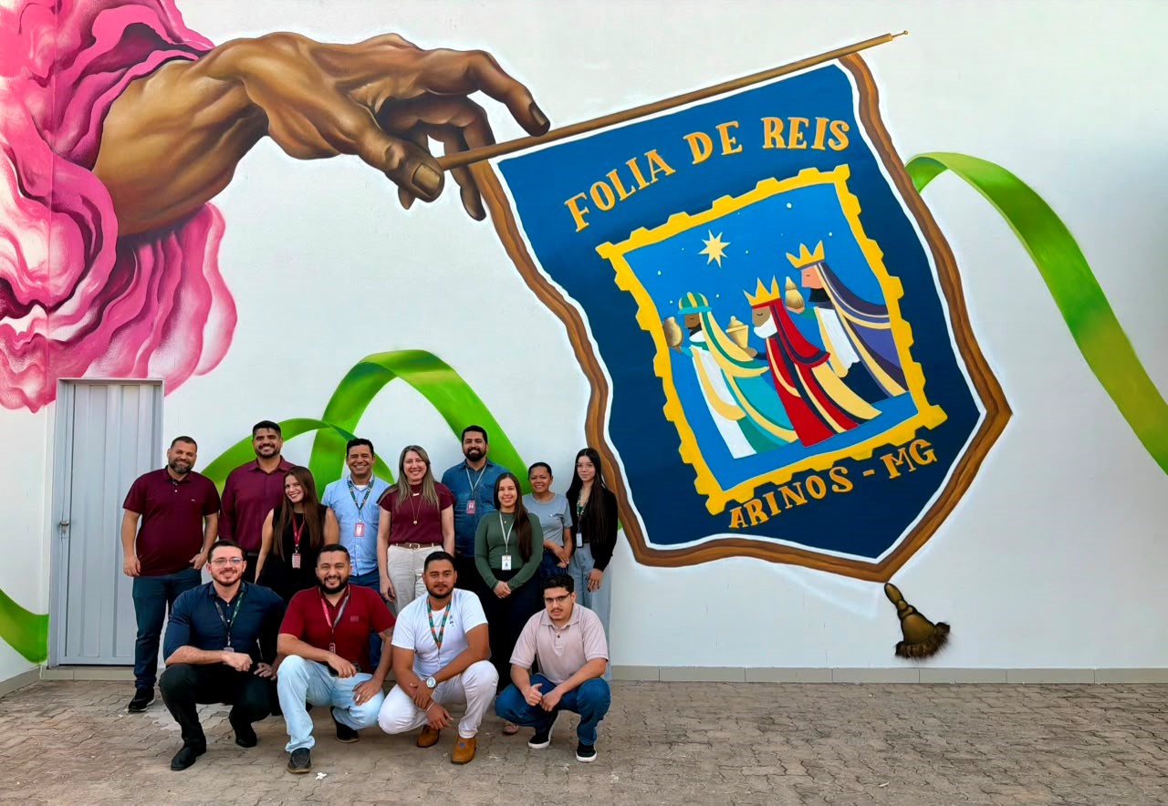 Equipe do Banco do Nordeste em Arinos celebra cara nova da agência